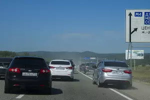 Нарушители на обочине, создающие пробки &copy;&nbsp;Фото Евгения Мельченко, Юга.ру