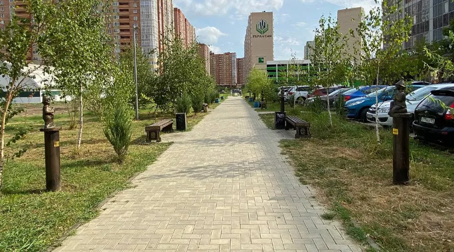 Аллея по улице 40-летия Победы &copy;&nbsp;Фото Влады Мандрыка, Юга.ру