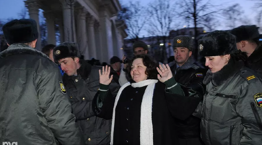 Акция "Белая лента" в поддержку честных выборов в Краснодаре &copy;&nbsp;Елена Синеок. ЮГА.ру