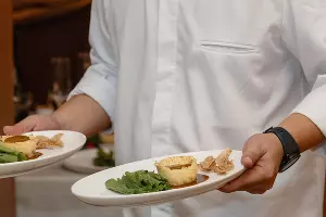 Валентин Шин выносит гостям флан из грибов с цицматом &copy;&nbsp;Фото Софии Збруй, предоставлено пресс-службой курорта &laquo;Роза Хутор&raquo;