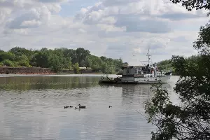 С воды можно рассмотреть суда поближе &copy;&nbsp;Фото Марины Солошко, Юга.ру