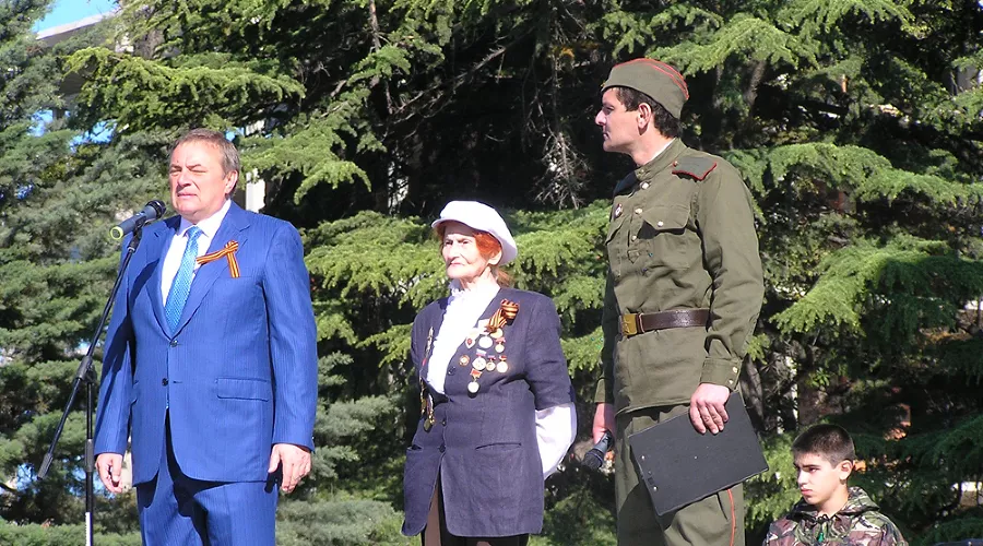 Возложение цветов к памятнику "Подвиг во имя жизни" &copy;&nbsp;Юлия Баранова (с)