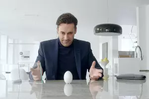 Настройка копии сознания для управления умным домом &copy;&nbsp;Кадр из сериала &laquo;Черное зеркало&raquo;. Эпизод &laquo;Белое Рождество&raquo;