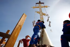 Установка нового креста на главный купол Свято-Екатериненского собора &copy;&nbsp;Влад Александров. ЮГА.ру