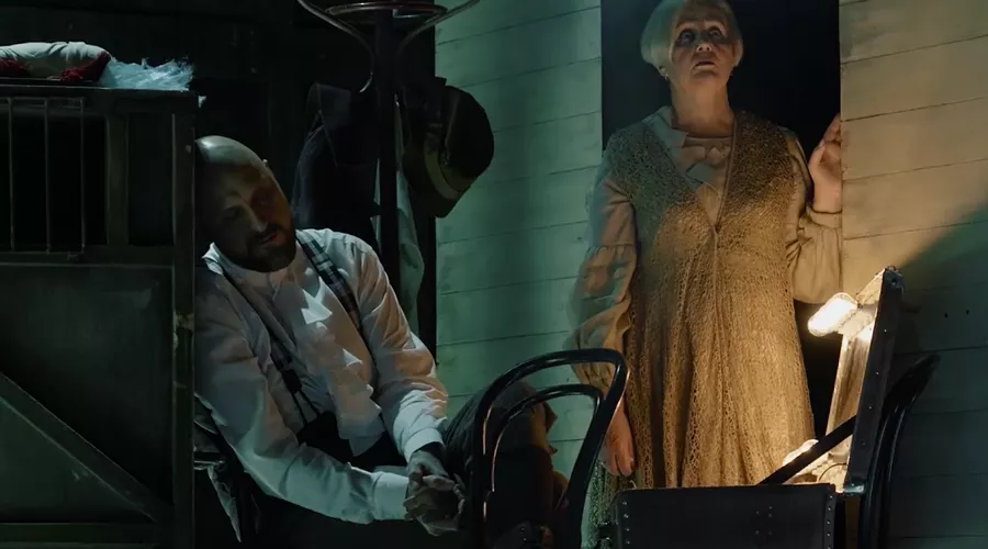 Кадр из видеозаписи спектакля «Мы, герои» &copy;&nbsp;Скриншот видео из группы &laquo;Красноярский Театр Пушкина&raquo; во ВКонтакте