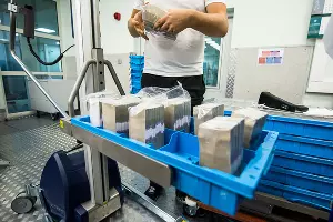 Работники кассового подразделения проверяют целостность упаковки и укладывают банкноты в кассеты &copy;&nbsp;Фото Елены Синеок, Юга.ру