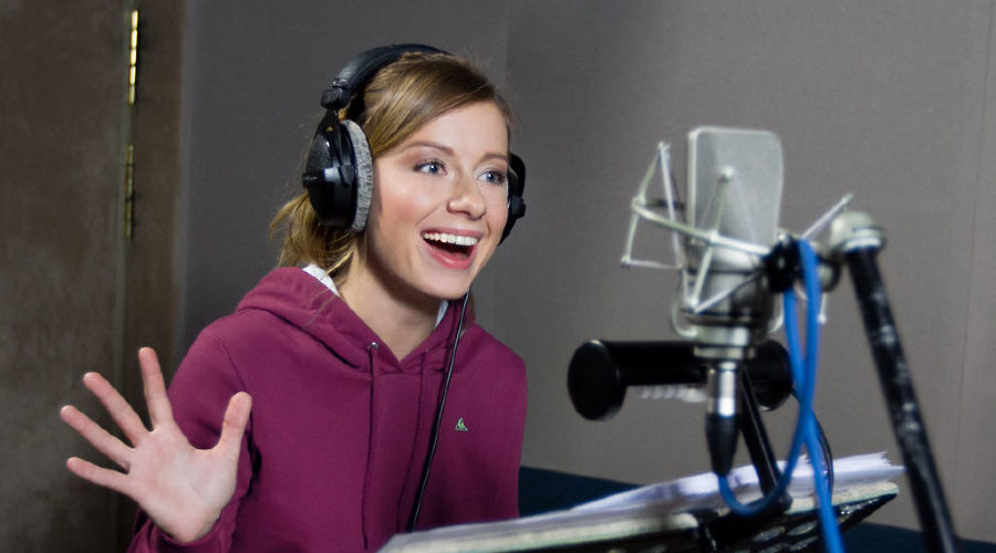 Актер озвучивания. Дакота фаннинг 2009. Красивая девушка в студии звукозаписи. Девушка озвучивает. Озвучивает ее и все.