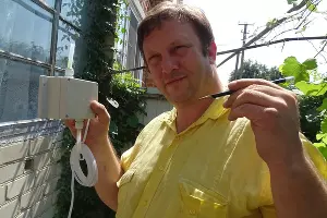 Технический координатор проекта &laquo;Ясный горизонт&raquo; Андрей Филимонов устанавливает датчик &copy;&nbsp;Фото Дмитрия Шевченко