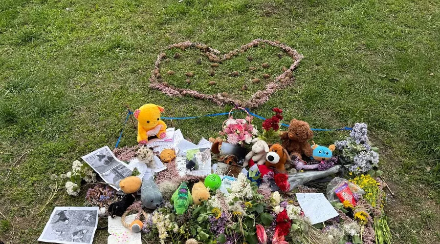 Стихийный мемориал, 22 апреля 2025 года &copy;&nbsp;Фото Валерии Дульской, 93.ru