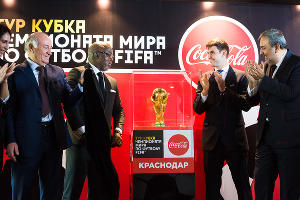 Кубок чемпионата мира по футболу прибыл в Краснодар © Фото Елены Синеок, Юга.ру