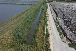 Оросительный канал и мусорный полигон в Полтавской &copy;&nbsp;Фото предоставлено Юга.ру Натальей Горяевой