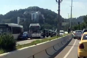 ДТП на Хостинском мосту, 9 июля 2022 г. © Скриншот видео телеграм-канала «ЧП Сочи», t.me/chp_sochi