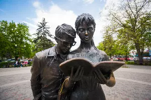 Памятник студентам Шурику и Лидочке в Краснодаре &copy;&nbsp;Фото Елены Синеок, Юга.ру