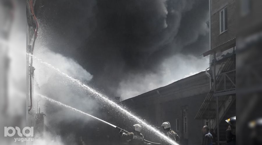 Пожар на складе резиновых изделий в Краснодаре © Михаил Ступин, ЮГА.ру