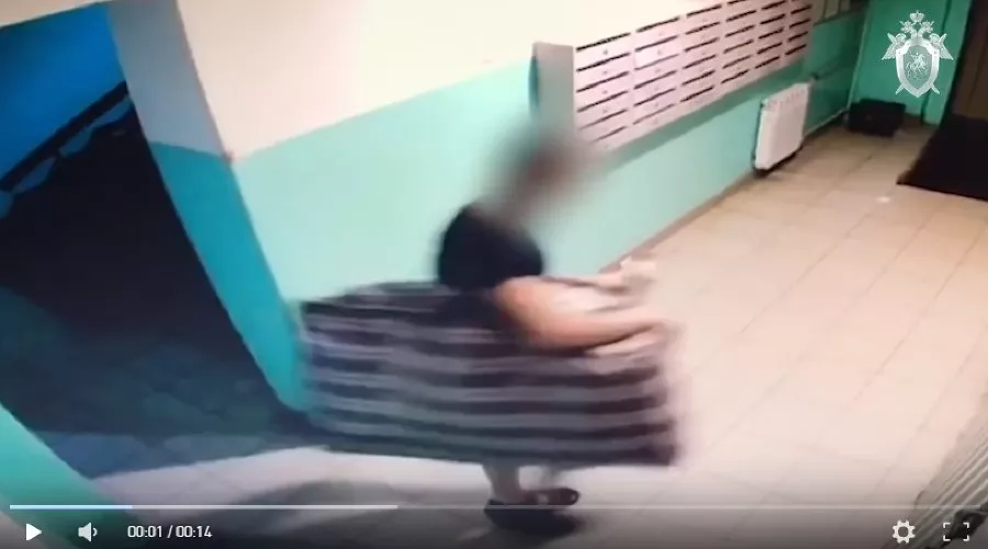Отчим выносит тело пасынка из подъзда &copy;&nbsp;Скриншот из видеозаписи СК РФ по Краснодарскому краю