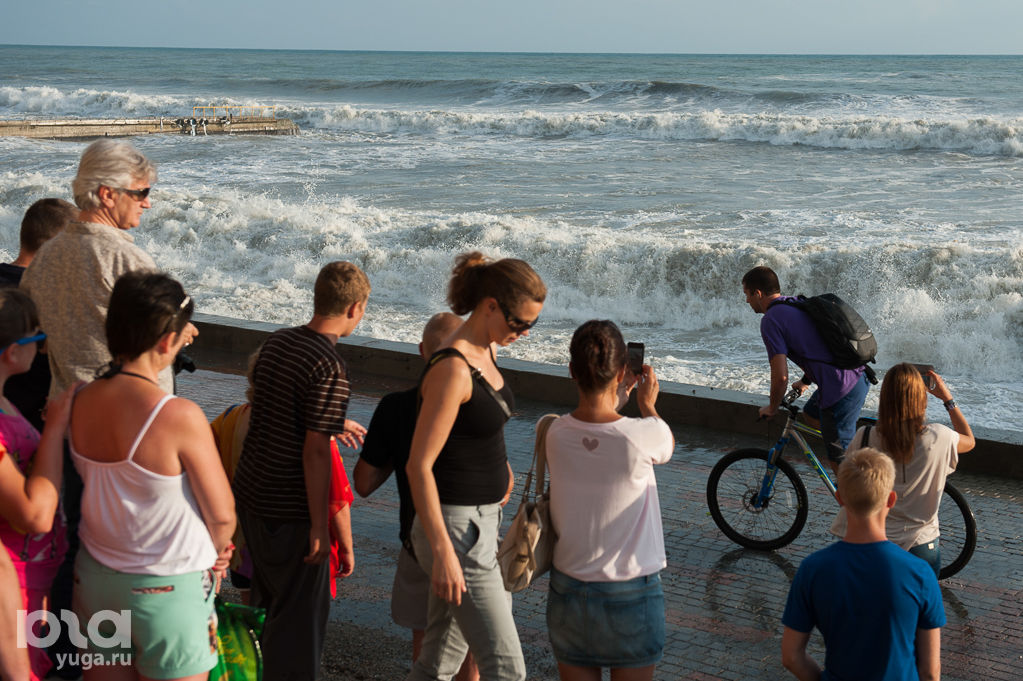Купаться в море сочи. Купание в сочи. Махачкала пляжи для купания. Можно купаться в сочи в мае. Люди купаются в сочи на старых пляжах.