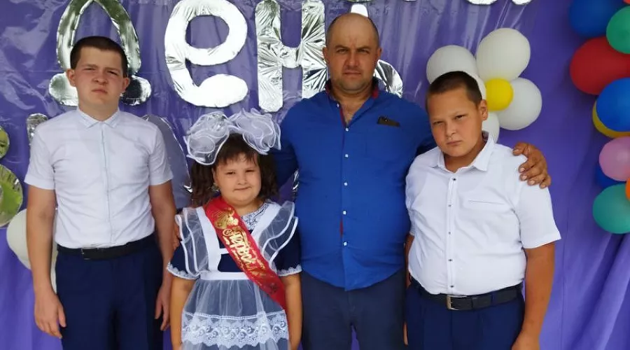 Александр Бойченков с тремя детьми &copy;&nbsp;Фото предоставлено Азией Бойченковой