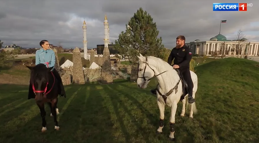 Кадыров и журналистка Наиля Аскер-заде на лошадях &copy;&nbsp;Кадр из программы &laquo;Действующие лица&raquo; 2017 года