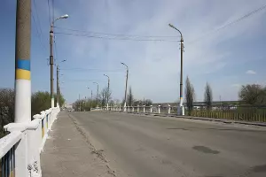 Мост над ж/д путями в центре Купянска &copy;&nbsp;Скриншот yandex.ru/maps
