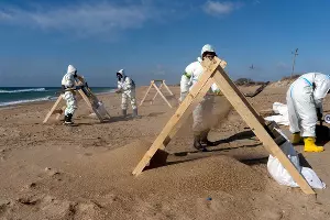 Уборка мазута волонтерами штаба «Шлагбаум» &copy;&nbsp;Фото Полины Безверхой, Юга.ру