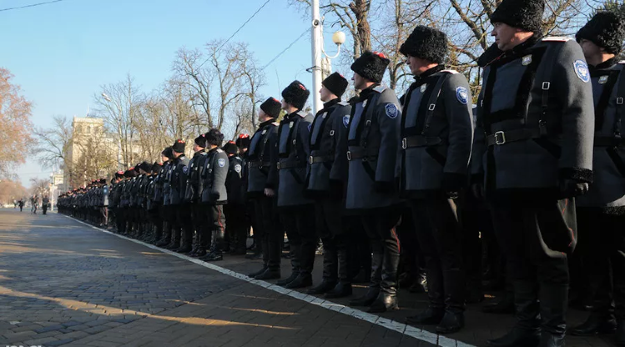 В Краснодаре состоялся смотр казаков, которые будут нести патрульную службу в Сочи во время Олимпиады &copy;&nbsp;Елена Синеок, ЮГА.ру