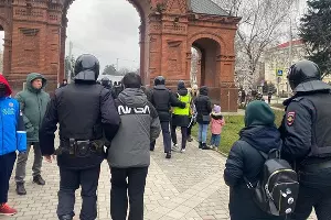 Полицейский уводит журналиста Юга.ру, освещавшего акцию и имевшего при себе все необходимые по закону атрибуты журналиста. &copy;&nbsp;Фото Валерии Кирсановой, Юга.ру