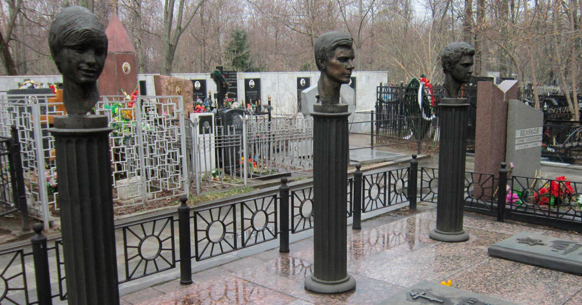 Надгробные памятники защитникам Белого дома во время путча 1991 года © Фото Kuznetsov, wikipedia.org (CC BY-SA 4.0)