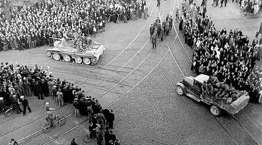 Советские войска вступают в Ригу, 17 июня 1940 года &copy;&nbsp;Изображение является общественным достоянием