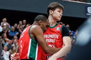 Всеволод Ищенко (справа) &copy;&nbsp;Скриншот публикации в телеграм-канале ПБК &laquo;Локомотив-Кубань&raquo;, T.me/lokobasket