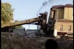 В Дербенте рухнул автокран © Скриншот видео из канала «Регион Online» в YouTube