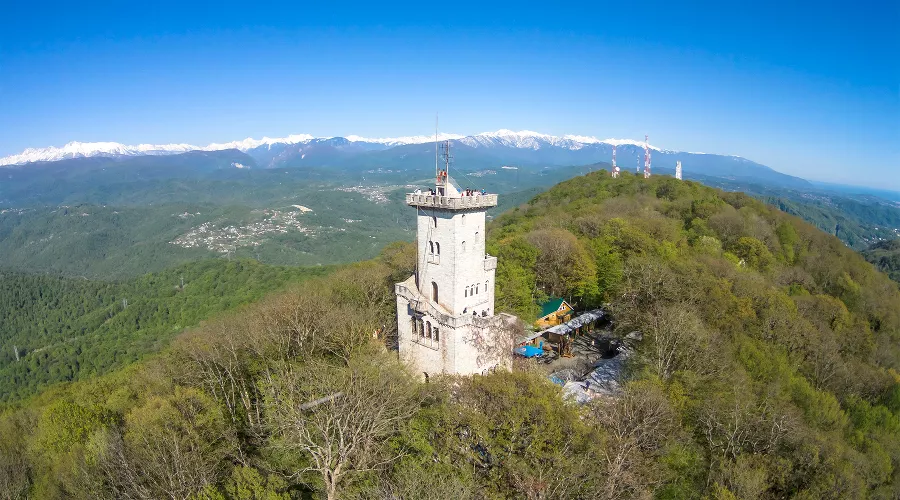 Смотровая башня на горе Ахун &copy;&nbsp;Фото Евгения Лодянова, wikipedia.org (CC BY-SA 4.0)