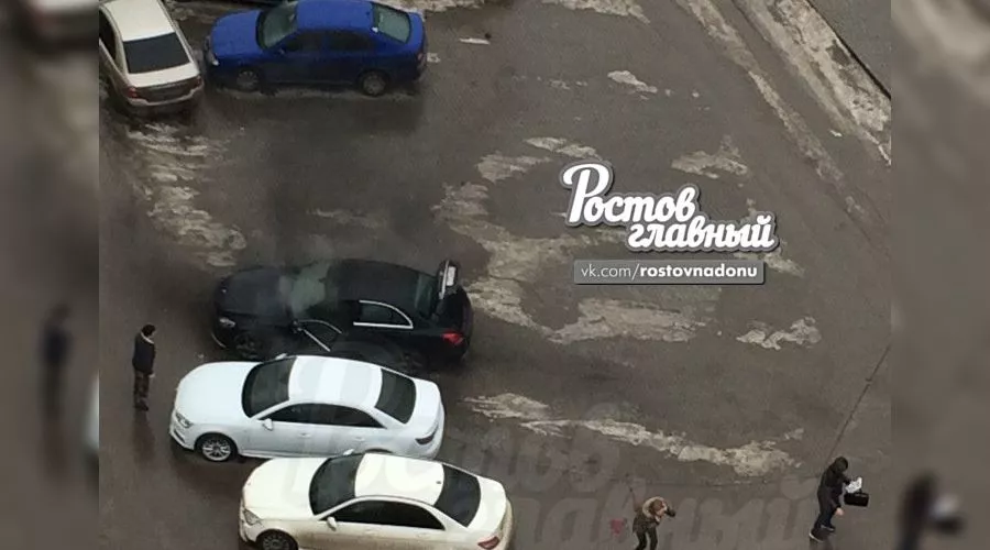 Пострадавший рядом с машиной &copy;&nbsp;Фото из группы vk.com/rostovnadonu