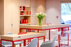 Стол-кракен &copy;&nbsp;Фото Галины Богомоловой, предоставлено пресс-службой Альфа-Банка