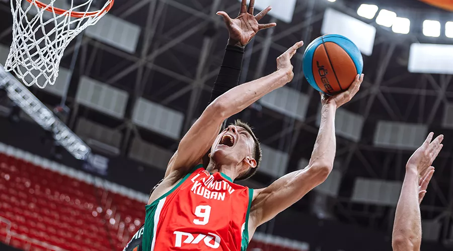 Центровой «Локо» Андрей Мартюк забивает мяч в кольцо «Уралмаша» 16 октября 2024 г. &copy;&nbsp;Фото Фёдора Обмайкина для Юга.ру