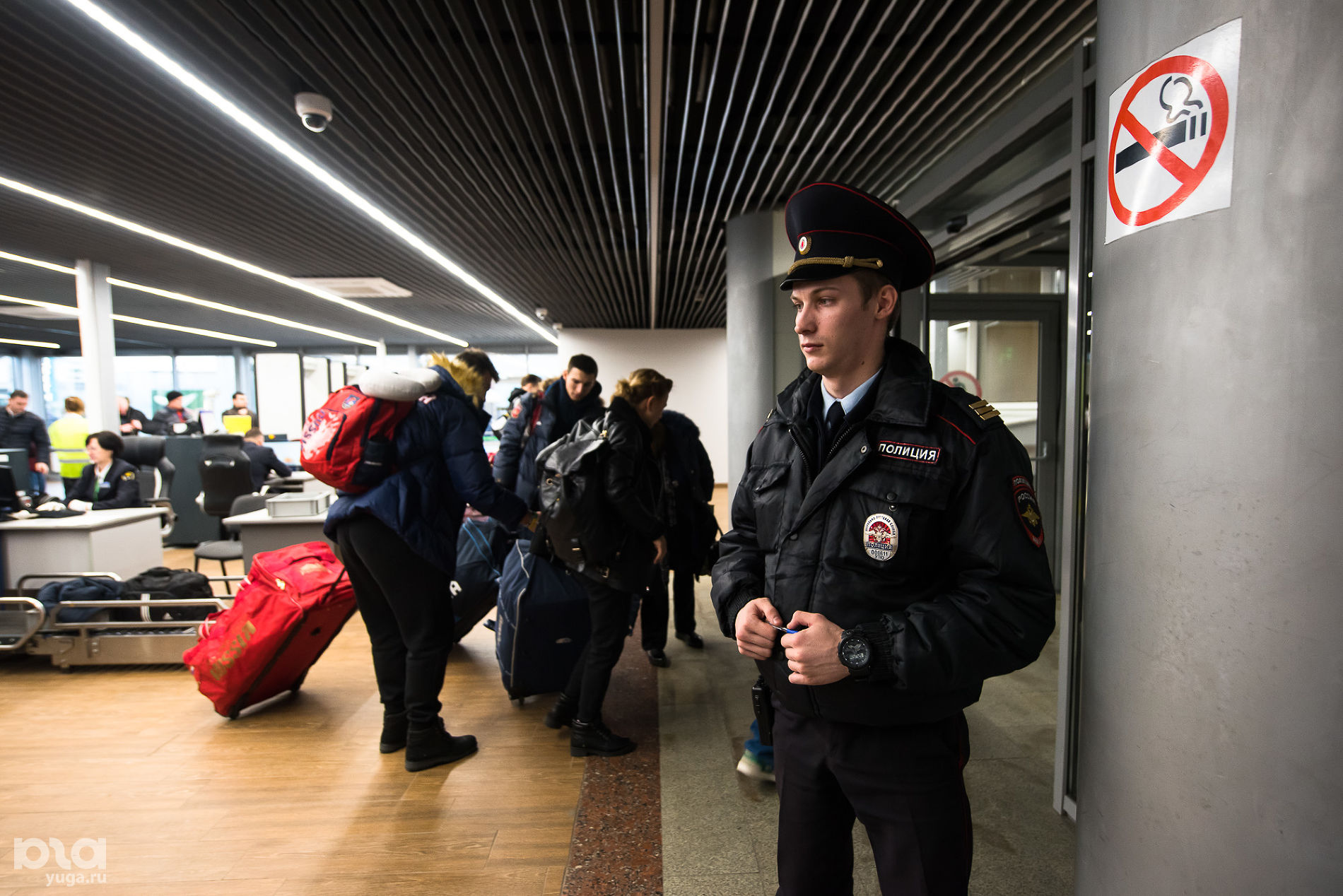 Телефоны транспортной полиции. Полицейский в аэропорту. Транспортная полиция. Полиция на транспорте. Российская полиция в аэропорту.