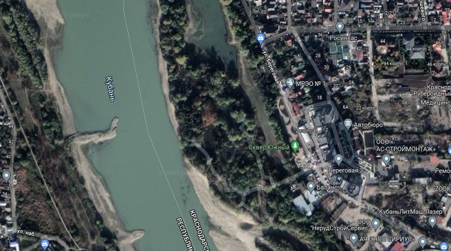 Зеленая зона на правом берегу реки Кубань — это и есть Остров Масленицы. Фактически он все же имеет связь с сушей и является полуостровом © Скриншот с сайта www.google.com/maps