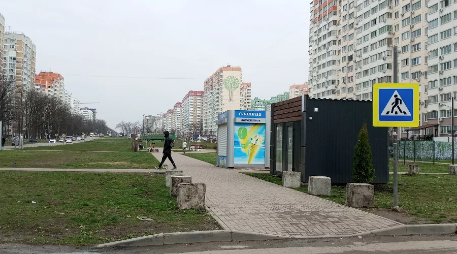 Ларьки на улице Героев-Разведчиков &copy;&nbsp;Андрей Малеваный Юга.ру