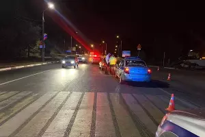 Сотрудники ГИБДД осматривают место ДТП на Геленджикском проспекте. 12 августа 2023 г. &copy;&nbsp;Фото предоставлено пресс-службой ОМВД РФ по Геленджику