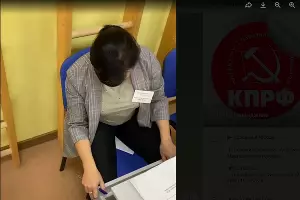 Замглавы участковой избирательной комиссии Марина Тараканова прячет бюллетени с проставленными голосами под собой &copy;&nbsp;Кадр из видео телеграм-канала &laquo;КПРФ в Геленджике&raquo;, t.me/kprf_gel