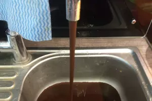 Вода, которая поступает в жилые дома Школьного микрорайона после отключений &copy;&nbsp;Фото предоставлено порталу Юга.ру Еленой Геращенко