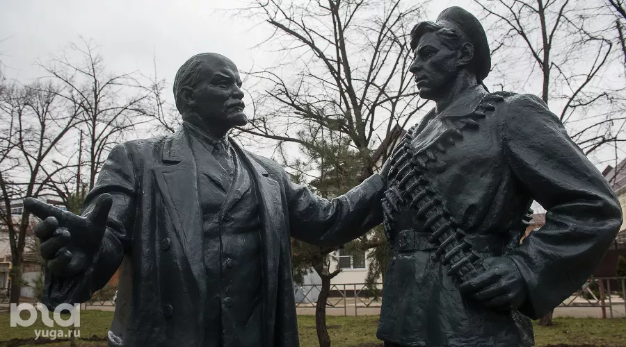 Памятник «В. И. Ленин говорит с матросом» в сквере на пересечении улиц Ленина и Суворова &copy;&nbsp;Фото Елены Синеок, Юга.ру