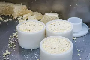 Сыроварение &copy;&nbsp;Фото Елены Синеок, Юга.ру