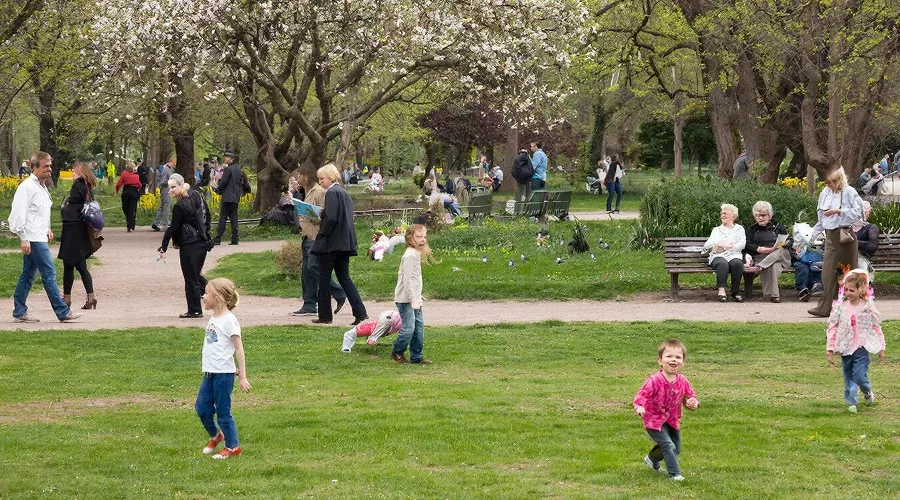 люди &copy;&nbsp;Изображение сгенерировано нейросетью Gigachat