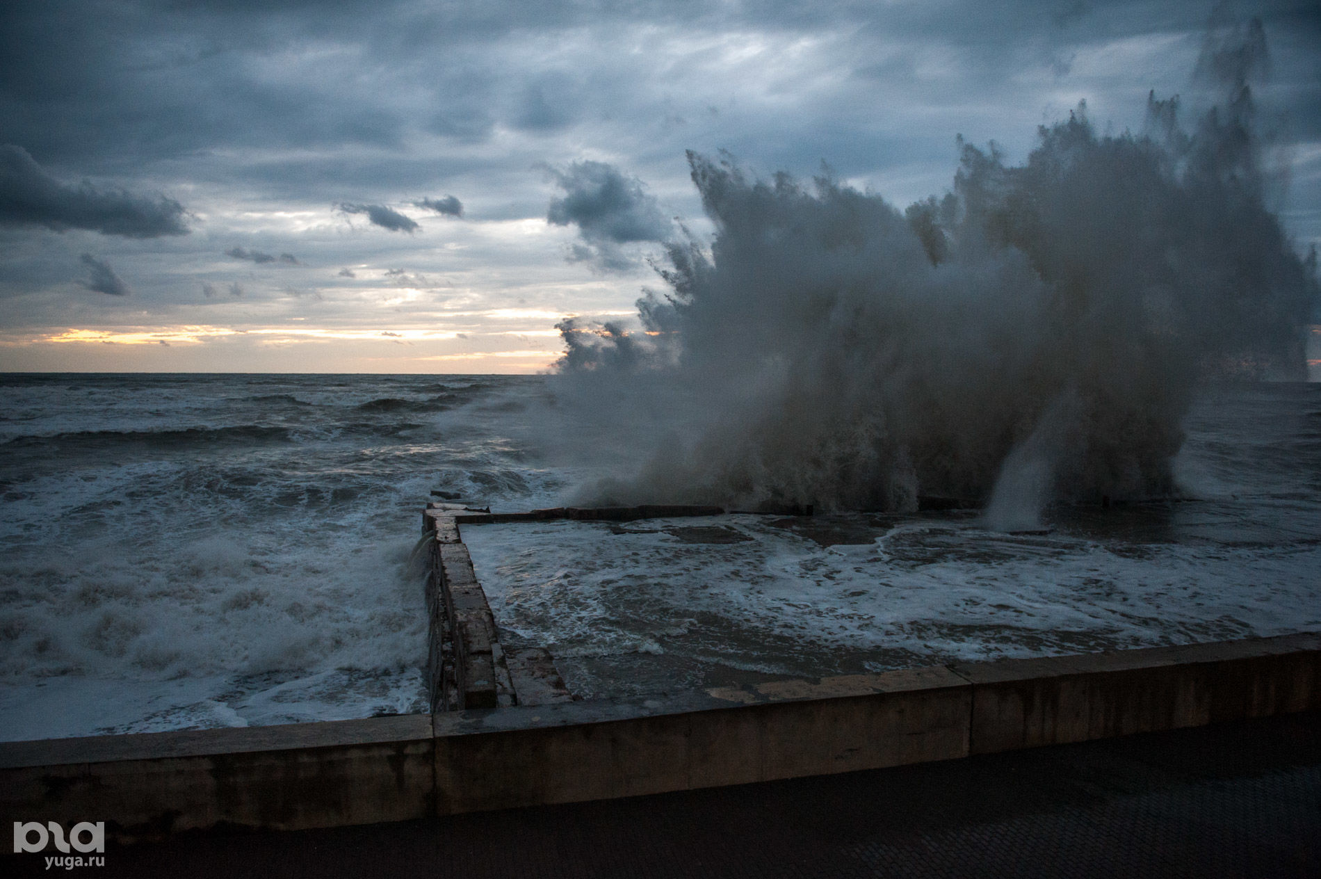 Видео шторма сегодня. Шторм на черном море в Сочи. Шторм в Сочи в ноябре. Берег Сочи в шторм. Волны шторм Сочи.