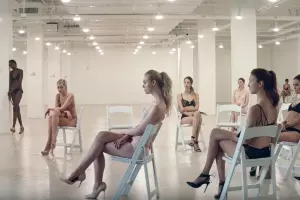 Кадр из трейлера к фильму «Неоновый демон» &copy;&nbsp;Скриншот видео с Rutube-канала &laquo;Официальные Трейлеры HD&raquo;