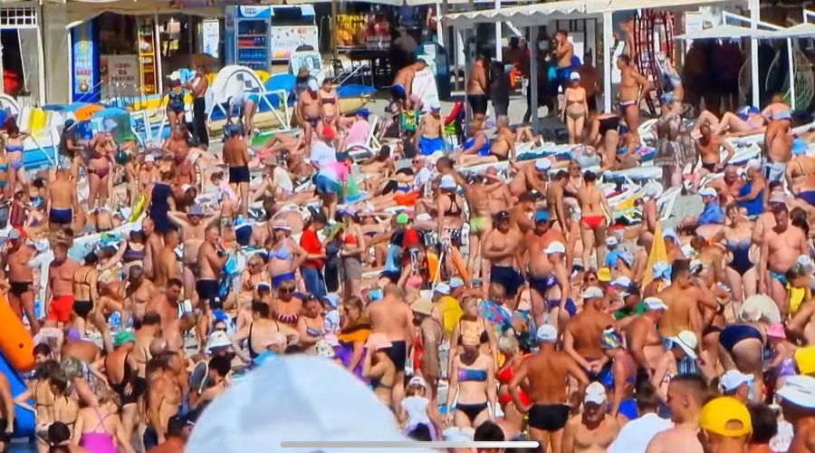 Заполненные пляжи Кабардинки © Скриншот из видео на ютуб-канале «Жизнь на море»