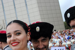Кубанский казачий хор устанавливает мировой рекорд © Елена Синеок. ЮГА.ру