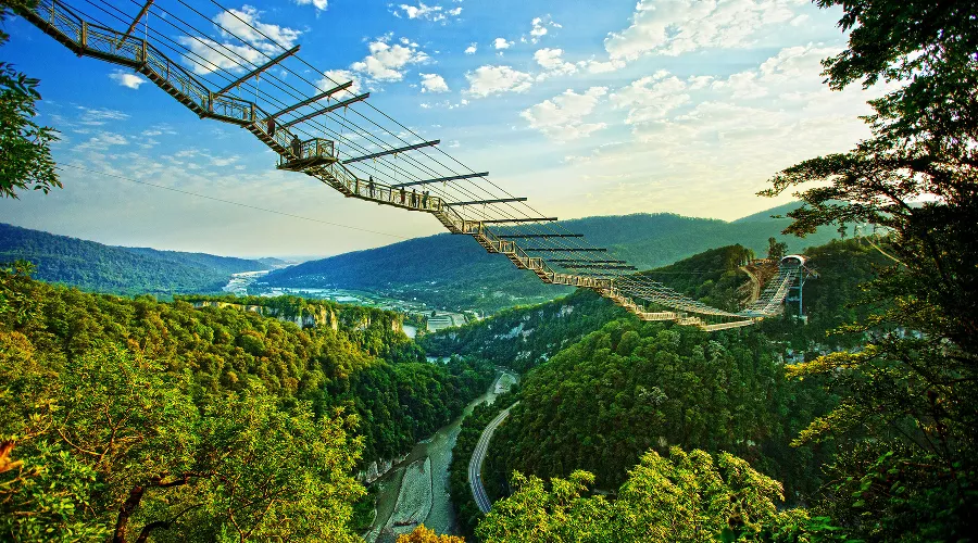 Вид на Ахштырское ущелье &copy;&nbsp;Фото пресс-службы скайпарка AJ Hackett Sochi