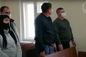 Подсудимые полицейские  &copy;&nbsp;Скриншот видео из YouTube Краснодарского краевого суда youtube.com/watch?v=32uk5Iz3IWU