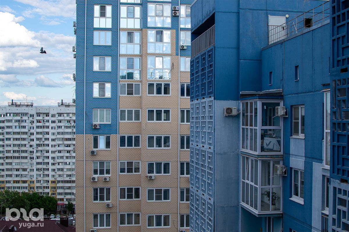 Достроенный 16-этажный дом на Карякина, 5к1 и построенные рядом с ним 21-этажные корпуса 2 и 3 © Фото Александра Гончаренко, Юга.ру